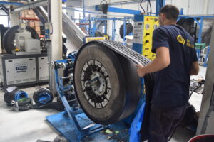 Reconstrucción de neumático en proceso